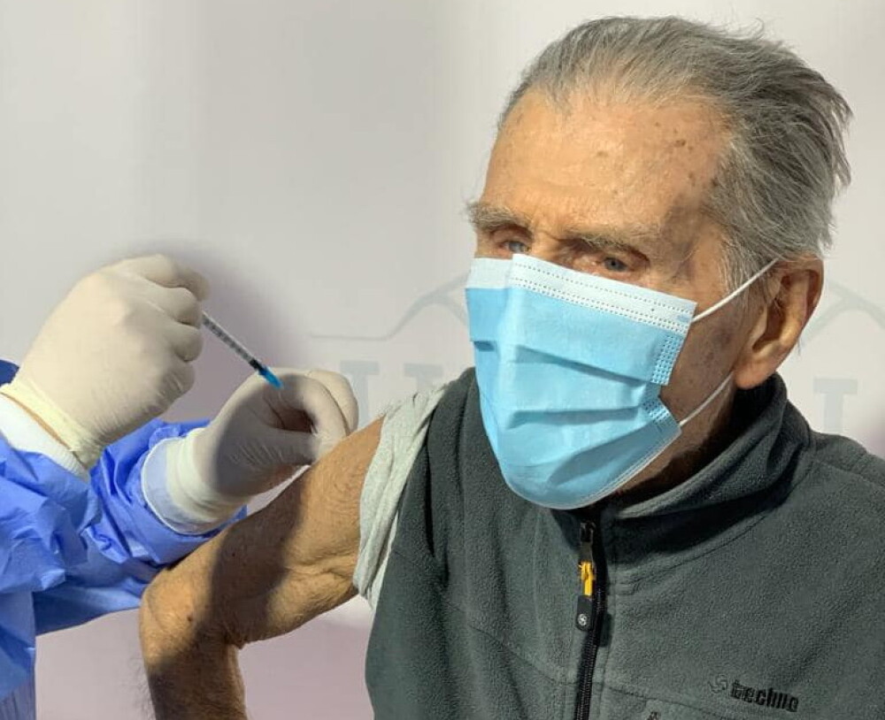Un veteran din Al Doilea Război Mondial, în vârstă de 99 de ani, s-a vaccinat anti Covid-19 - Imaginea 1