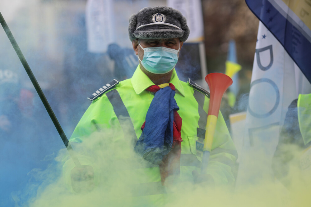 Sute de polițiști au protestat cu fumigene la Ministerul de Interne - Imaginea 2