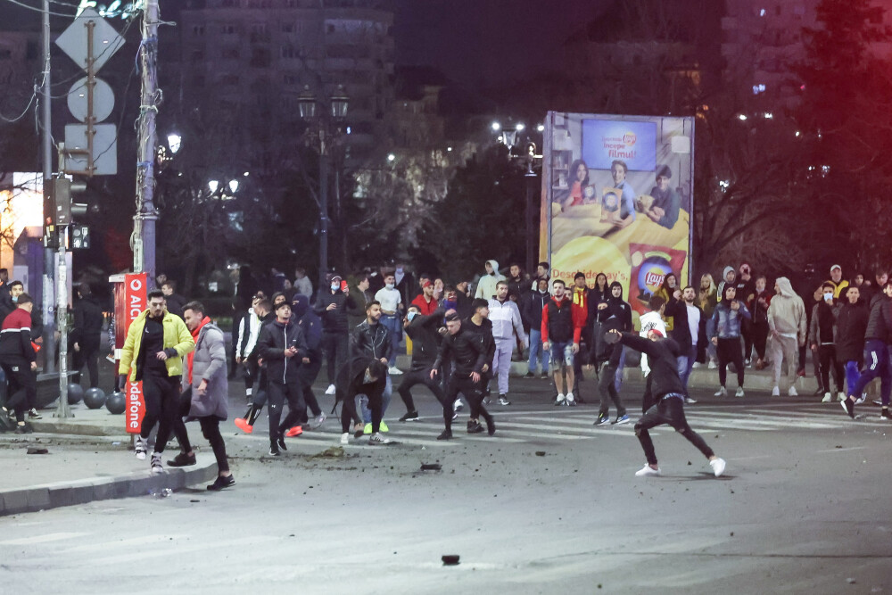 Bilanțul violențelor din București. 12 jandarmi au fost răniți la protestele față de restricțiile Covid-19 - Imaginea 4