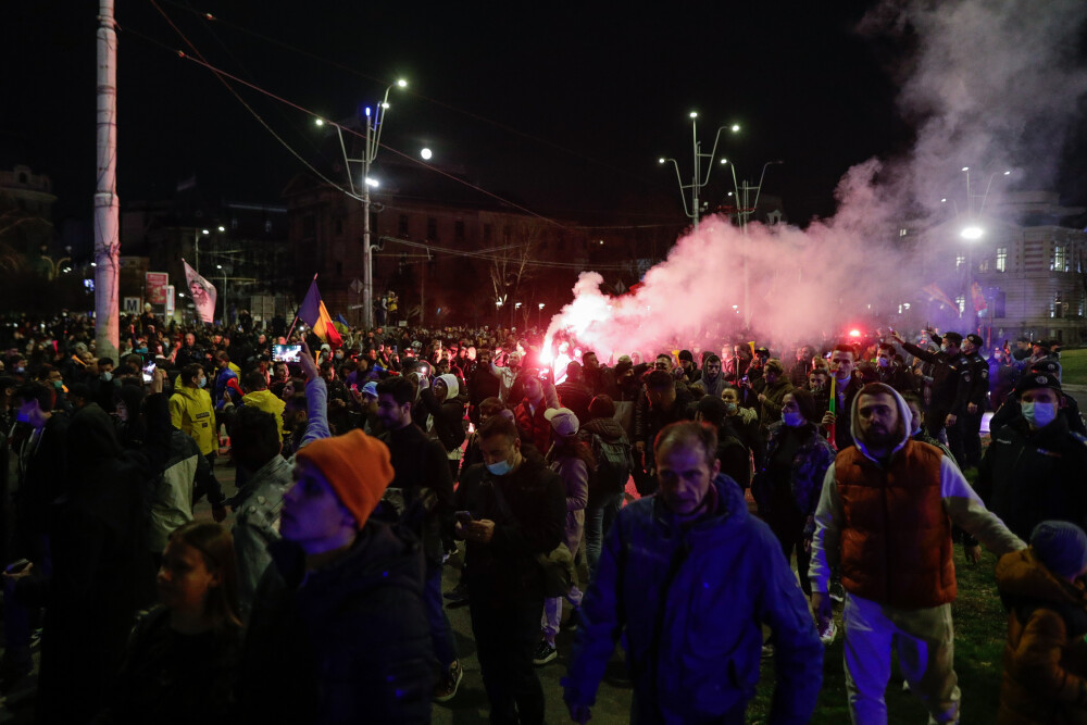 VIDEO șocant de la proteste. Huliganii au smuls bucăți de asfalt și au atacat jandarmii - Imaginea 3