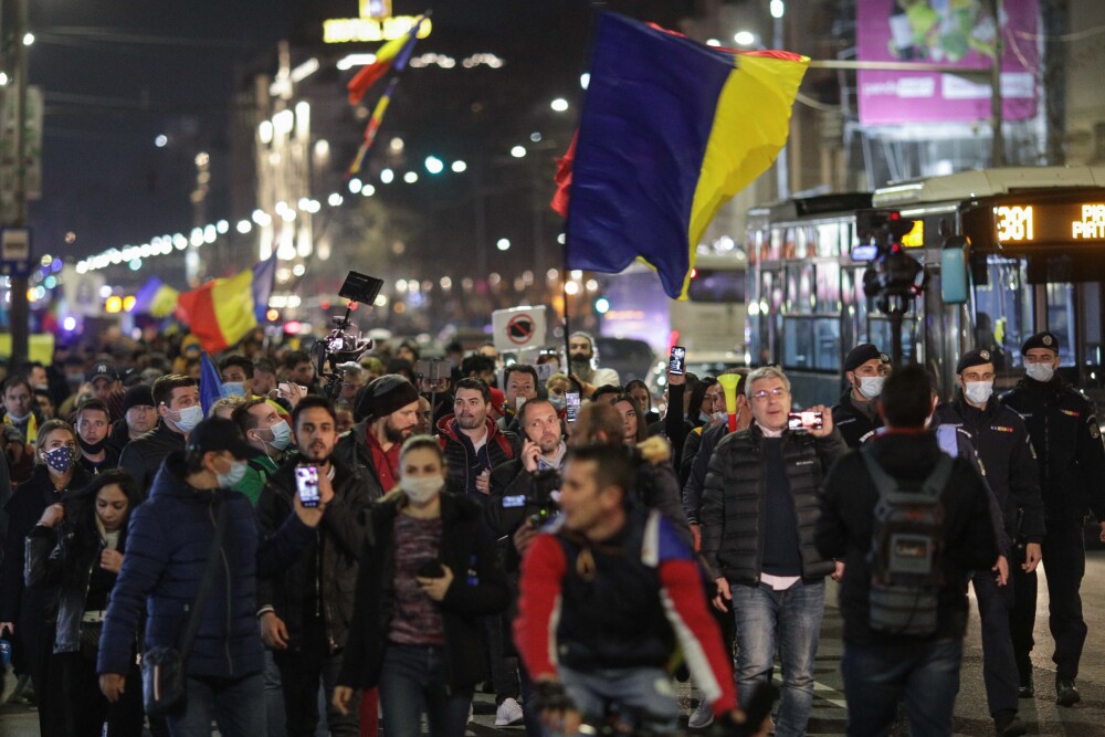 O nouă zi de proteste în Bucureşti şi în mai multe oraşe din ţară. „Jos cu starea de alertă” - Imaginea 1