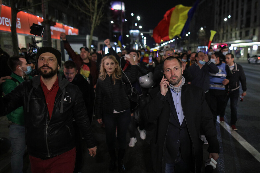 O nouă zi de proteste în Bucureşti şi în mai multe oraşe din ţară. „Jos cu starea de alertă” - Imaginea 2