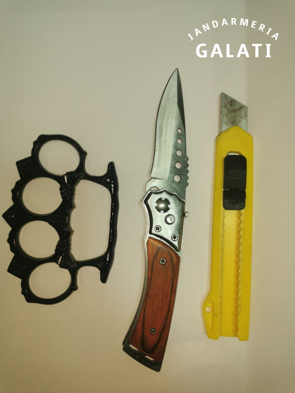 FOTO. Ce au găsit jandarmii la protestatarii din Galați: cuțite și arme de luptă corp la corp - Imaginea 5