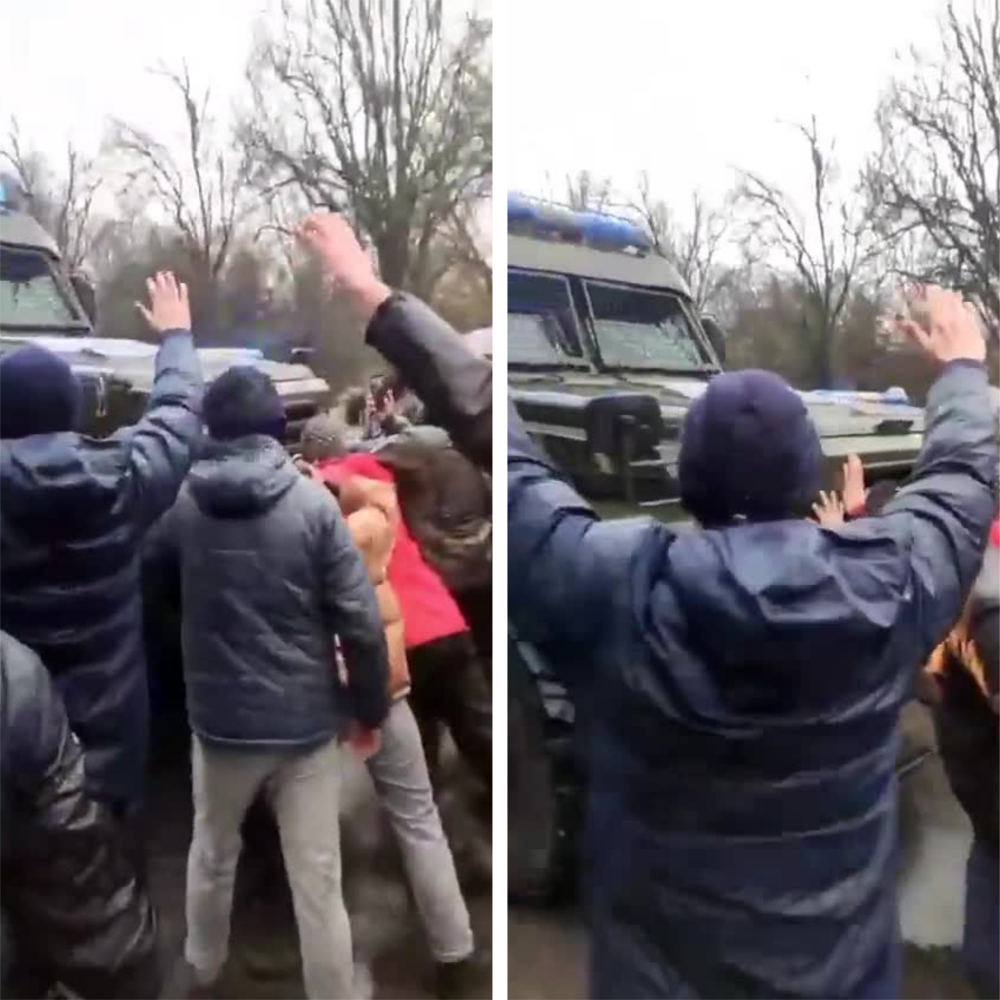 VIDEO ca în filme. Civilii din Ucraina se luptă cu mâinile goale cu blindatele Rusiei - Imaginea 1