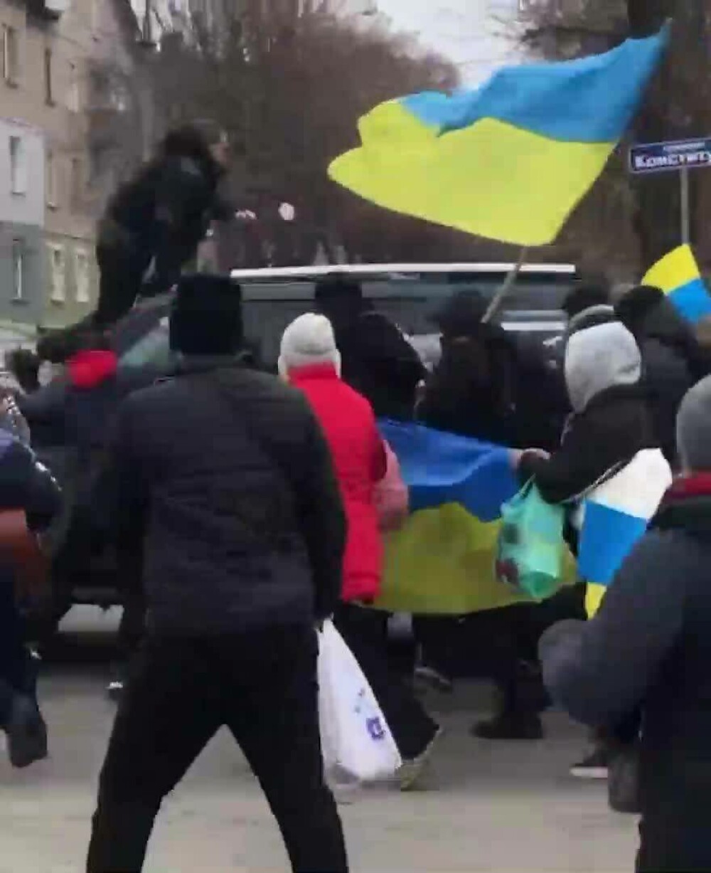 VIDEO ca în filme. Civilii din Ucraina se luptă cu mâinile goale cu blindatele Rusiei - Imaginea 2