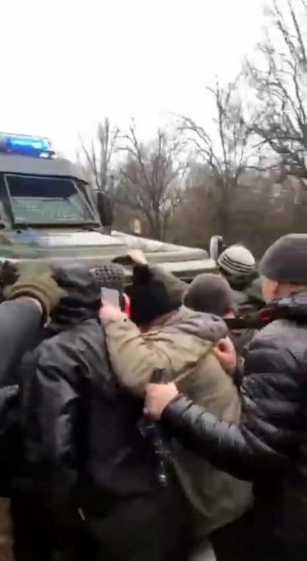 VIDEO ca în filme. Civilii din Ucraina se luptă cu mâinile goale cu blindatele Rusiei - Imaginea 4