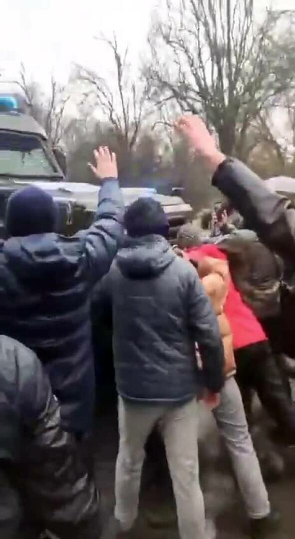 VIDEO ca în filme. Civilii din Ucraina se luptă cu mâinile goale cu blindatele Rusiei - Imaginea 5