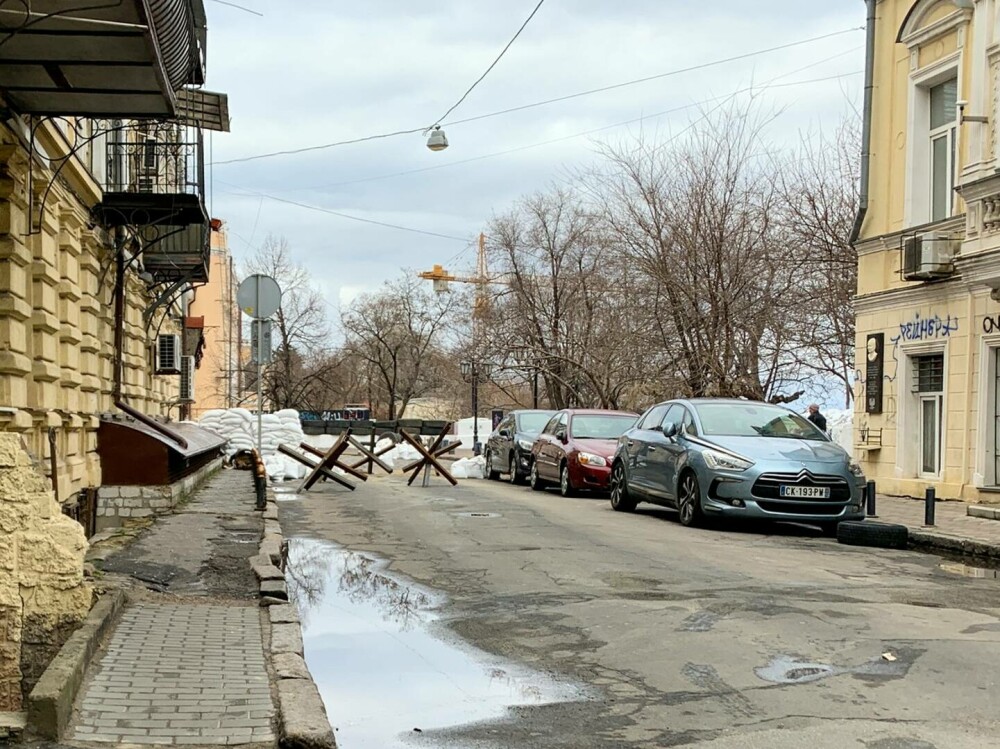 Odesa s-a pregătit de luptă: ”Locuitorii construiesc baricade, sunt gata să apere fiecare stradă” - Imaginea 4