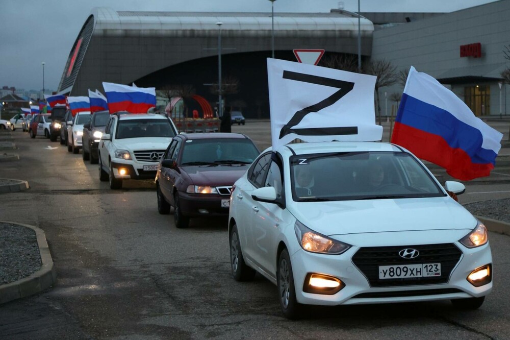 Fanii lui Putin poartă tricouri și insigne cu ”Z”, să arate că susțin invazia din Ucraina - Imaginea 5