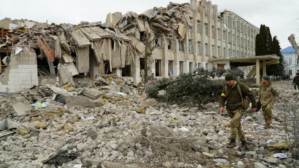VIDEO Primarul oraşului Jitomir din Ucraina acuză Rusia că atacă populaţia civilă: Au fost distruse case şi clădiri - Imaginea 5