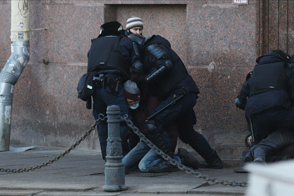 Peste 4.600 de persoane arestate duminică în Rusia, după ce au participat la proteste privind invazia din Ucraina - Imaginea 3