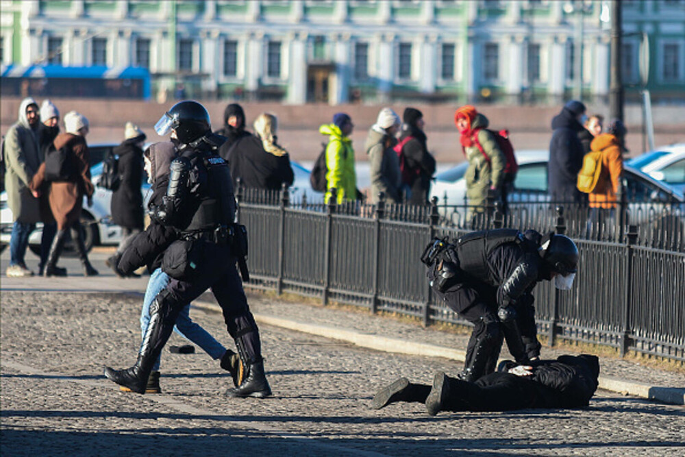Peste 4.600 de persoane arestate duminică în Rusia, după ce au participat la proteste privind invazia din Ucraina - Imaginea 12