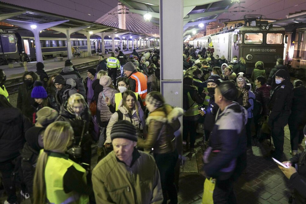 GALERIE FOTO | Aproape 900 de refugiați ucraineni au ajuns în București cu trenul, din Republica Moldova - Imaginea 10