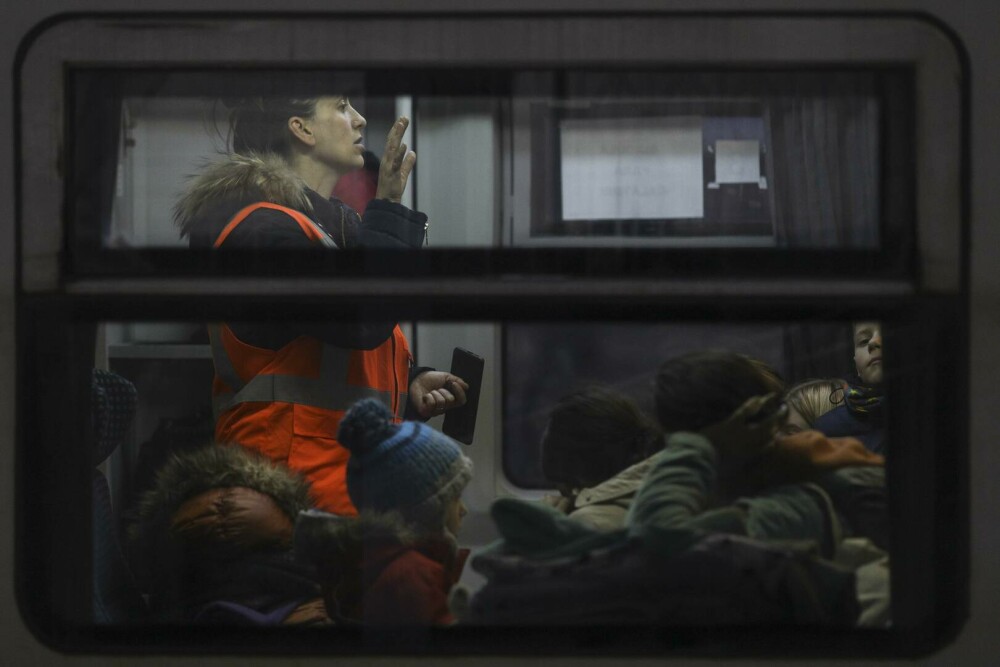 GALERIE FOTO | Aproape 900 de refugiați ucraineni au ajuns în București cu trenul, din Republica Moldova - Imaginea 5