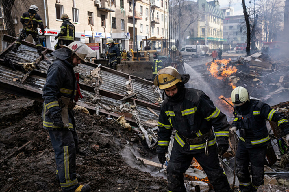 Dezastru în Harkov. Doi oameni au murit după ce un bloc de 4 etaje a fost distrus. GALERIE FOTO - Imaginea 11
