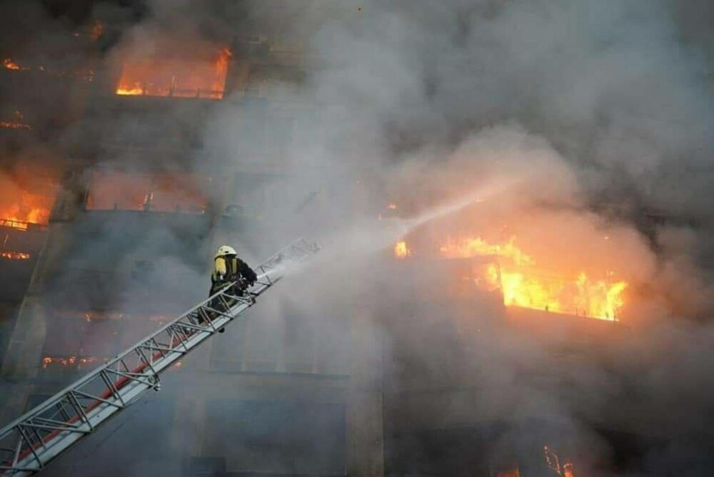 Mai multe clădiri rezidențiale din Kiev au fost bombardate marți dimineață. Și stația de metrou a fost avariată - Imaginea 1