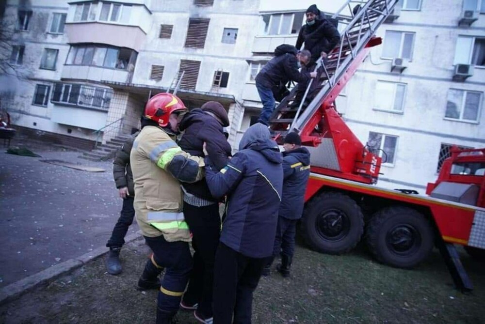 Mai multe clădiri rezidențiale din Kiev au fost bombardate marți dimineață. Și stația de metrou a fost avariată - Imaginea 2