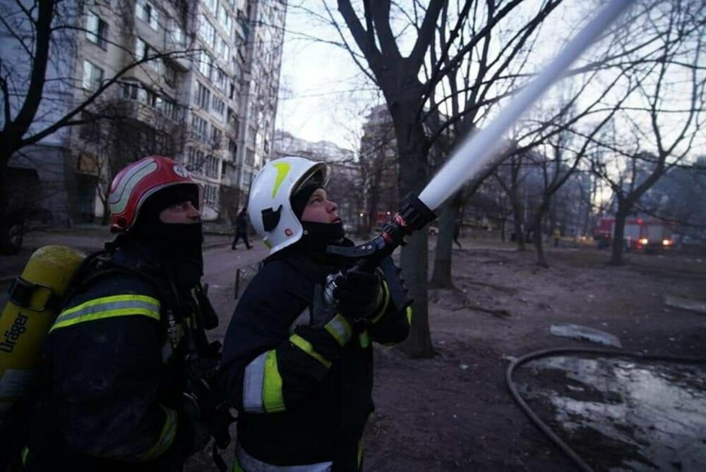 Mai multe clădiri rezidențiale din Kiev au fost bombardate marți dimineață. Și stația de metrou a fost avariată - Imaginea 3