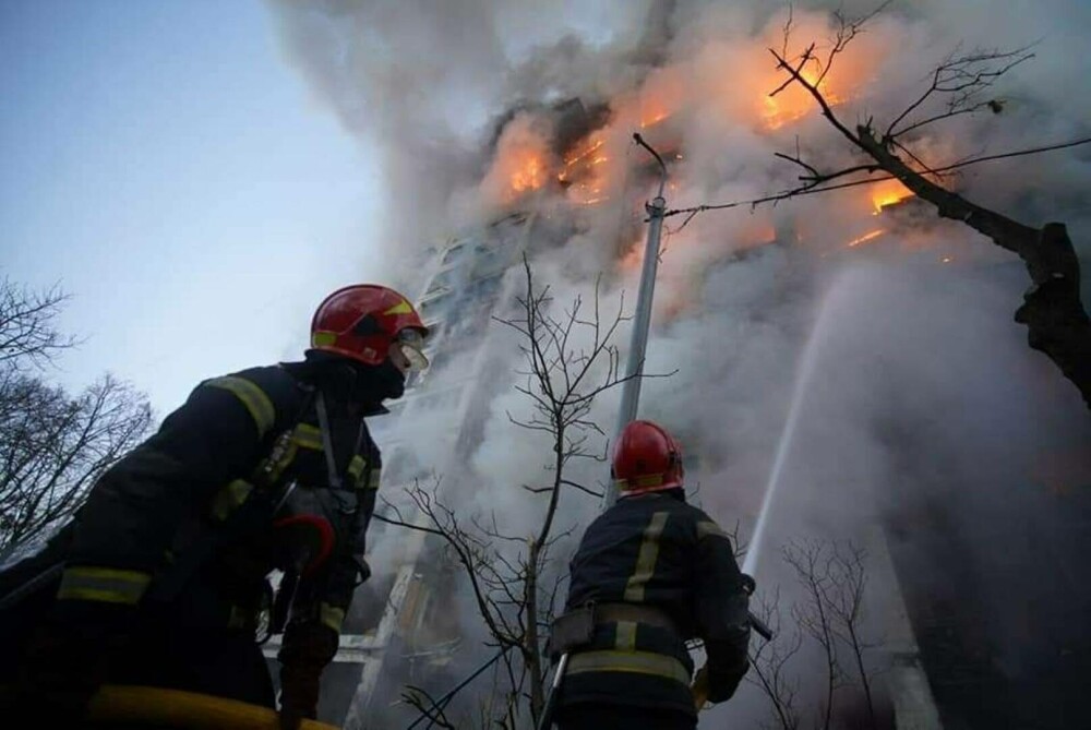 Mai multe clădiri rezidențiale din Kiev au fost bombardate marți dimineață. Și stația de metrou a fost avariată - Imaginea 4