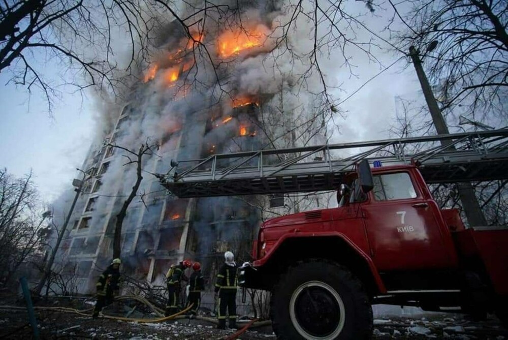 Mai multe clădiri rezidențiale din Kiev au fost bombardate marți dimineață. Și stația de metrou a fost avariată - Imaginea 5
