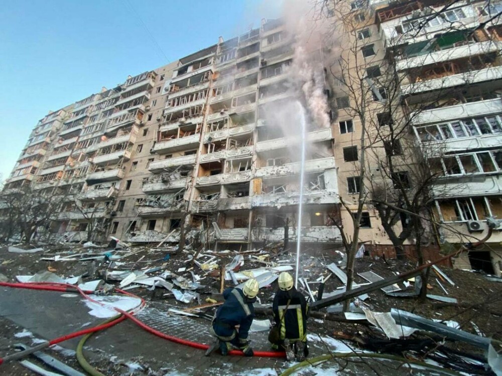 Mai multe clădiri rezidențiale din Kiev au fost bombardate marți dimineață. Și stația de metrou a fost avariată - Imaginea 6