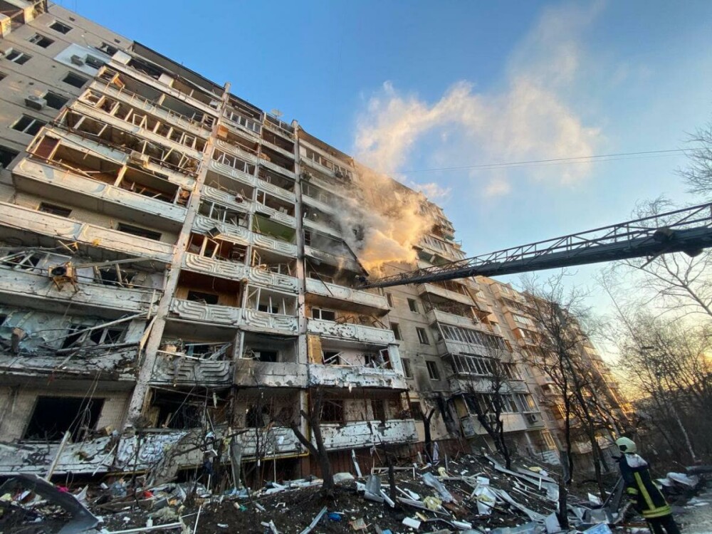 Mai multe clădiri rezidențiale din Kiev au fost bombardate marți dimineață. Și stația de metrou a fost avariată - Imaginea 7