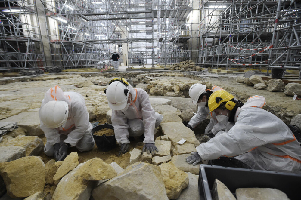 Descoperire incredibilă sub catedrala Notre-Dame din Paris. Ce au găsit muncitorii care renovau clădirea. GALERIE FOTO - Imaginea 7