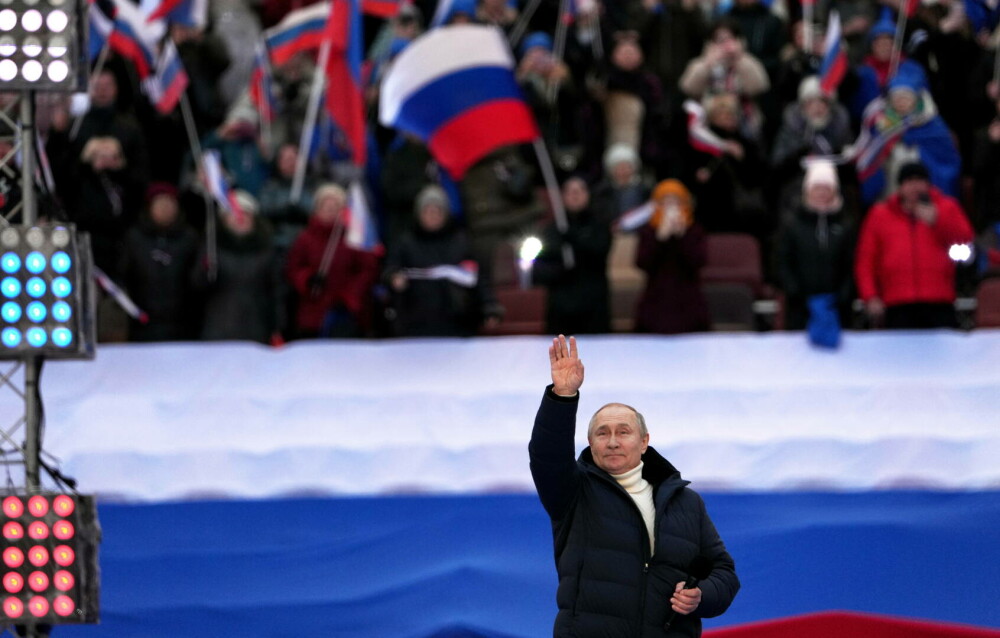 Putin a dispărut brusc de pe ecranul televizorului, în timpul discursului de la sărbătorirea anexării Peninsulei Crimeea - Imaginea 7