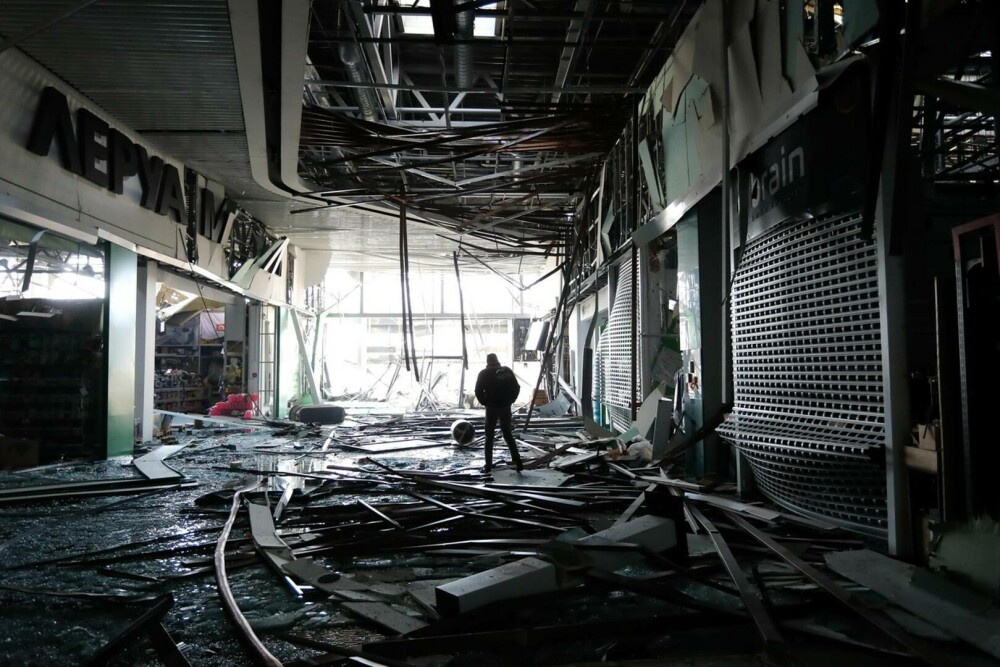 VIDEO: Un mall din Kiev, lovit de o rachetă. 8 oameni au murit, mai multe case distruse - Imaginea 8