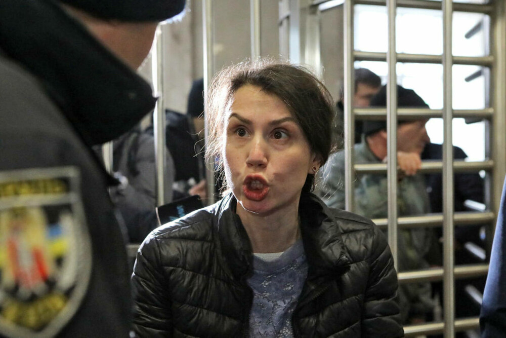 O fostă jurnalistă și deputată ucraineană a pus mâna pe AK-47 și luptă împotriva trupelor rusești în Kiev - Imaginea 1