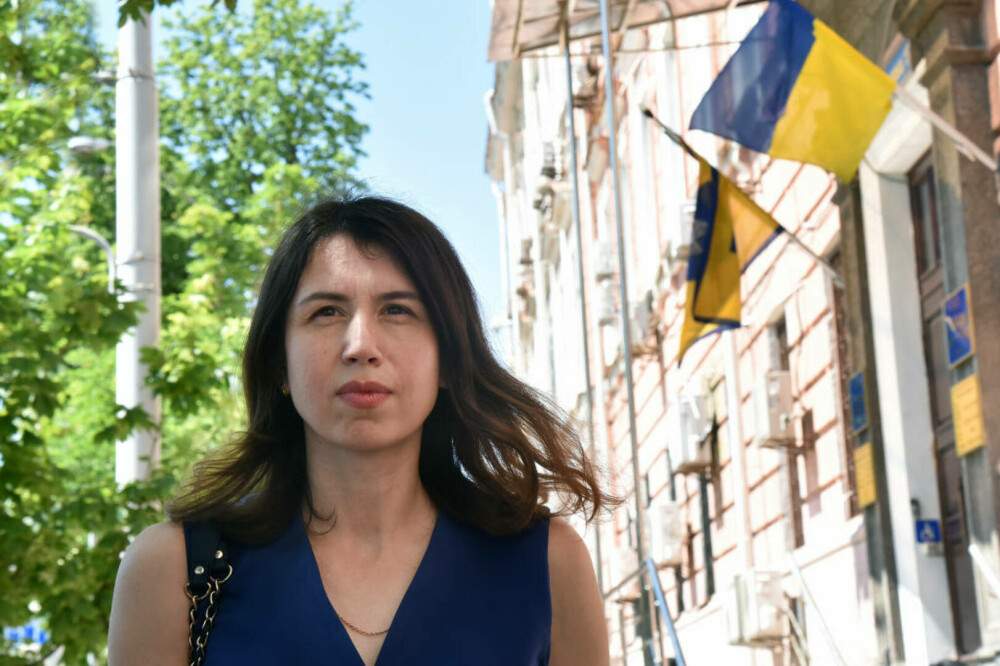 O fostă jurnalistă și deputată ucraineană a pus mâna pe AK-47 și luptă împotriva trupelor rusești în Kiev - Imaginea 4