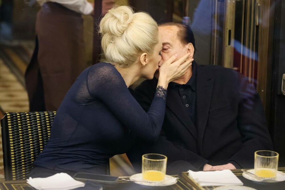 Berlusconi (85 de ani) a dat 400.000 euro pentru o ”nuntă simbolică” cu iubita sa (32 de ani) - Imaginea 1