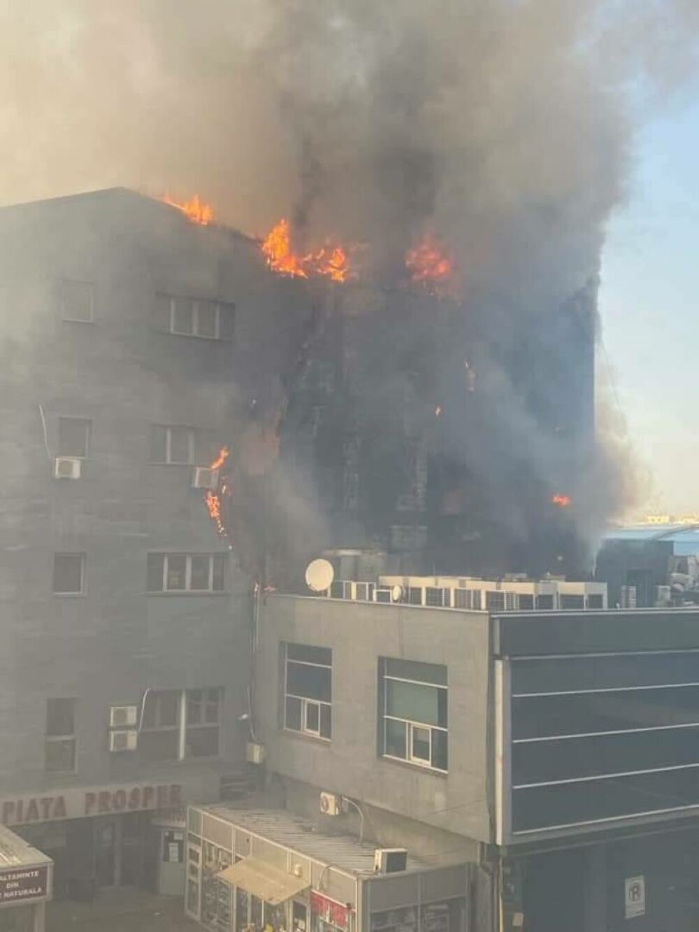 Incendiu la acoperişul magazinului Prosper din Rahova. Nu există victime - Imaginea 4