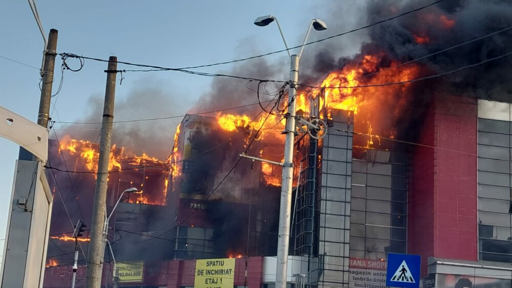 Incendiu la acoperişul magazinului Prosper din Rahova. Nu există victime - Imaginea 7