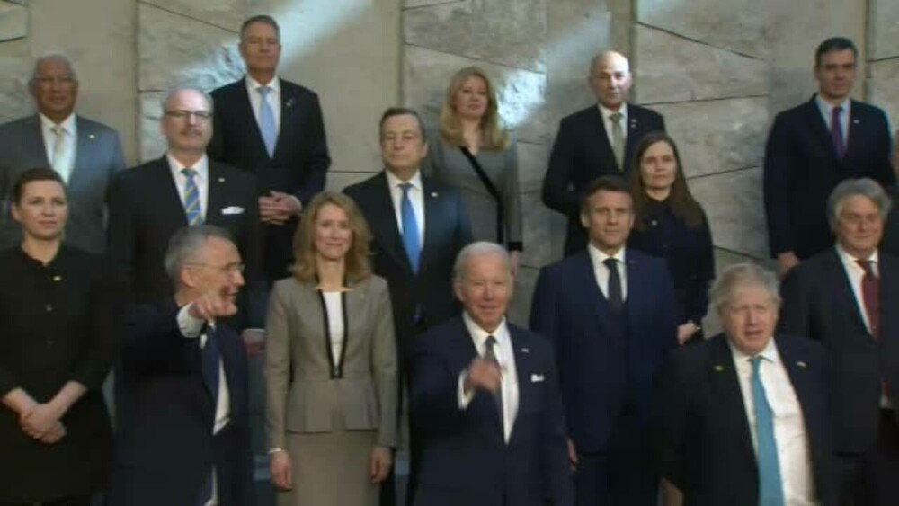 Iohannis a vorbit cu Biden la summit-ul NATO, dar nu a socializat la fotografia de grup - Imaginea 2