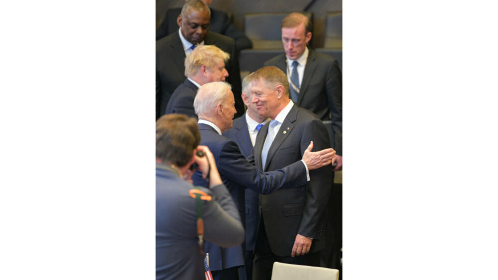Iohannis a vorbit cu Biden la summit-ul NATO, dar nu a socializat la fotografia de grup - Imaginea 6