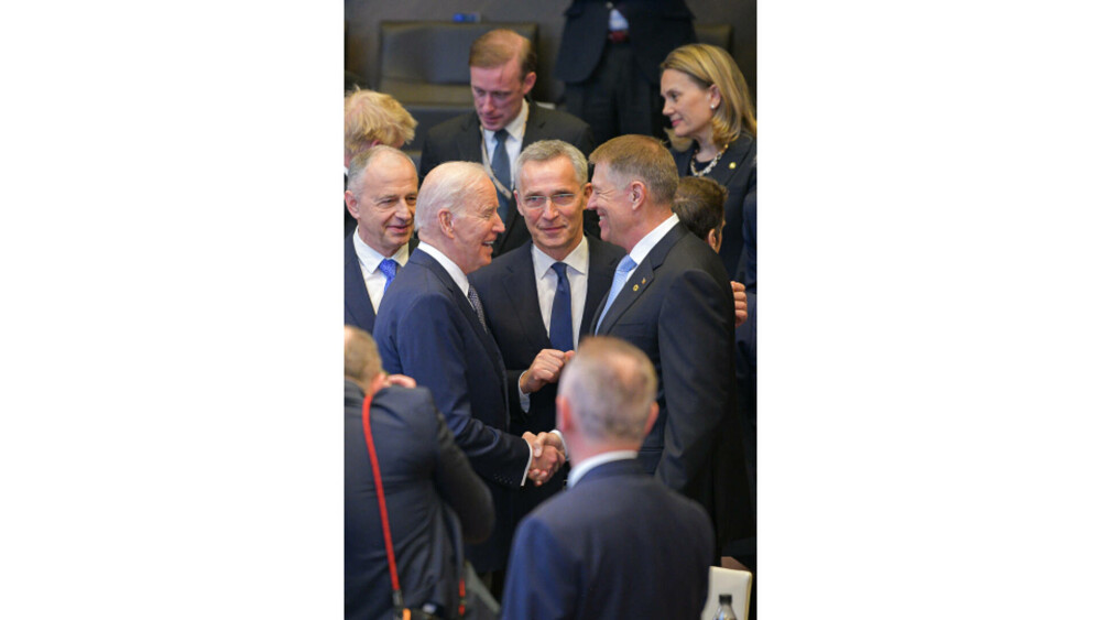 Klaus Iohannis a dezvăluit ce a vorbit cu Joe Biden la summitul NATO. „Am avut două astfel de discuţii” - Imaginea 2