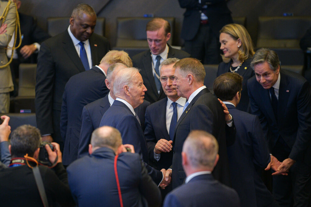 Iohannis a vorbit cu Biden la summit-ul NATO, dar nu a socializat la fotografia de grup - Imaginea 8