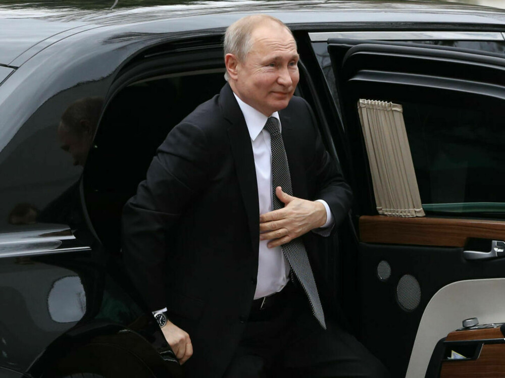 Vladimir Putin se plimbă cu un bolid de peste 1 milion de dolari, echipat să reziste unui atac chimic - Imaginea 4