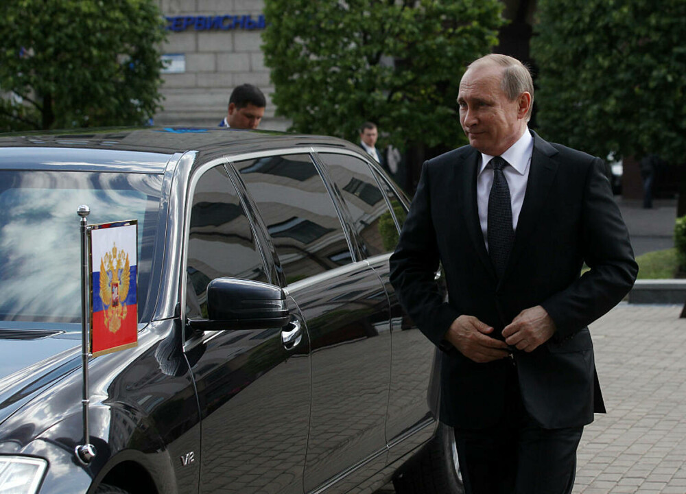 Vladimir Putin se plimbă cu un bolid de peste 1 milion de dolari, echipat să reziste unui atac chimic - Imaginea 1