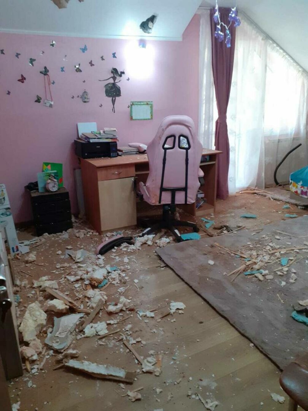 O casă din Hunedoara a fost distrusă după ce un bolovan a căzut prin acoperiș. Un altul a fost găsit într-o curte - Imaginea 7