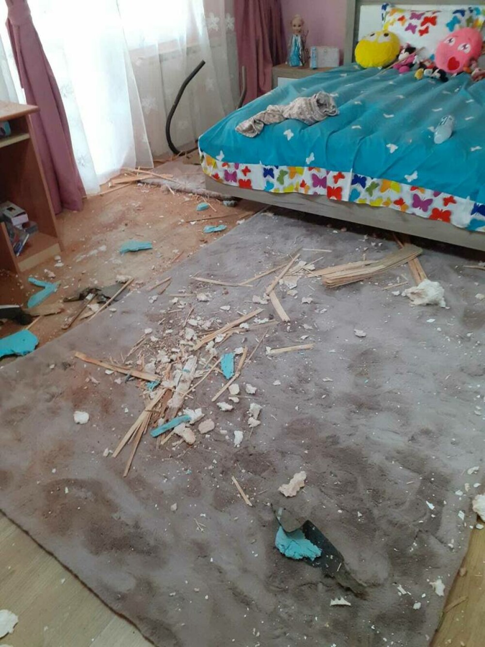 O casă din Hunedoara a fost distrusă după ce un bolovan a căzut prin acoperiș. Un altul a fost găsit într-o curte - Imaginea 6