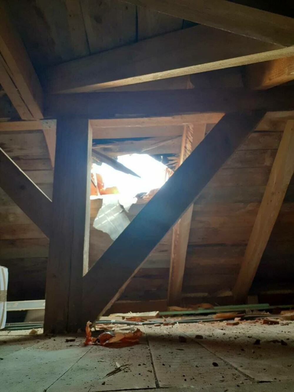 O casă din Hunedoara a fost distrusă după ce un bolovan a căzut prin acoperiș. Un altul a fost găsit într-o curte - Imaginea 4