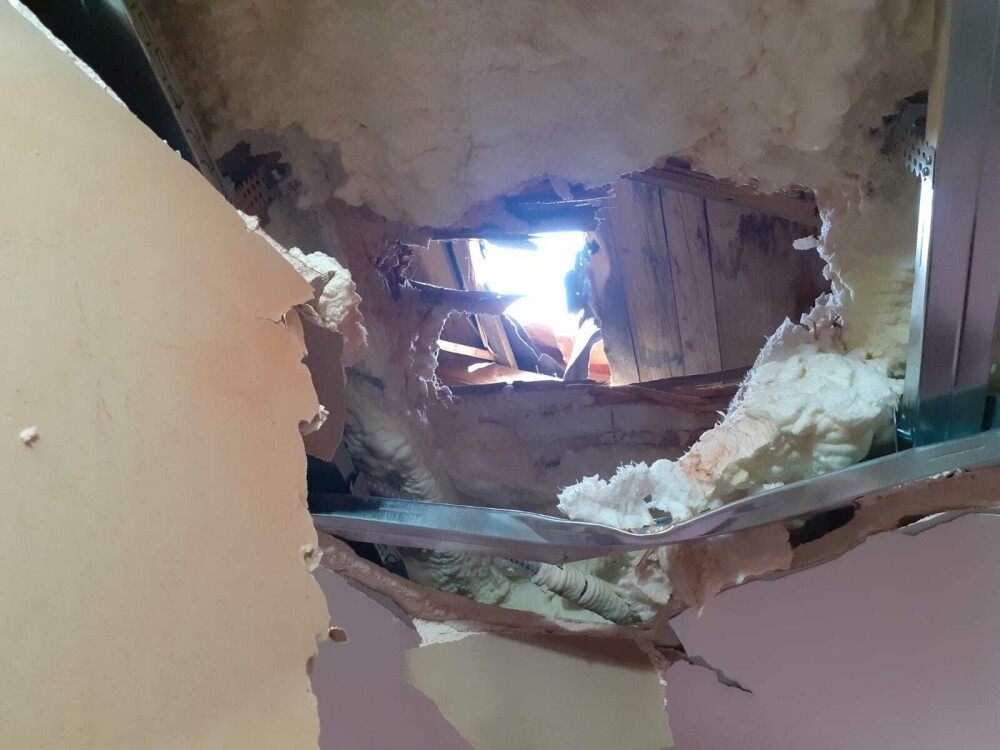 O casă din Hunedoara a fost distrusă după ce un bolovan a căzut prin acoperiș. Un altul a fost găsit într-o curte - Imaginea 3