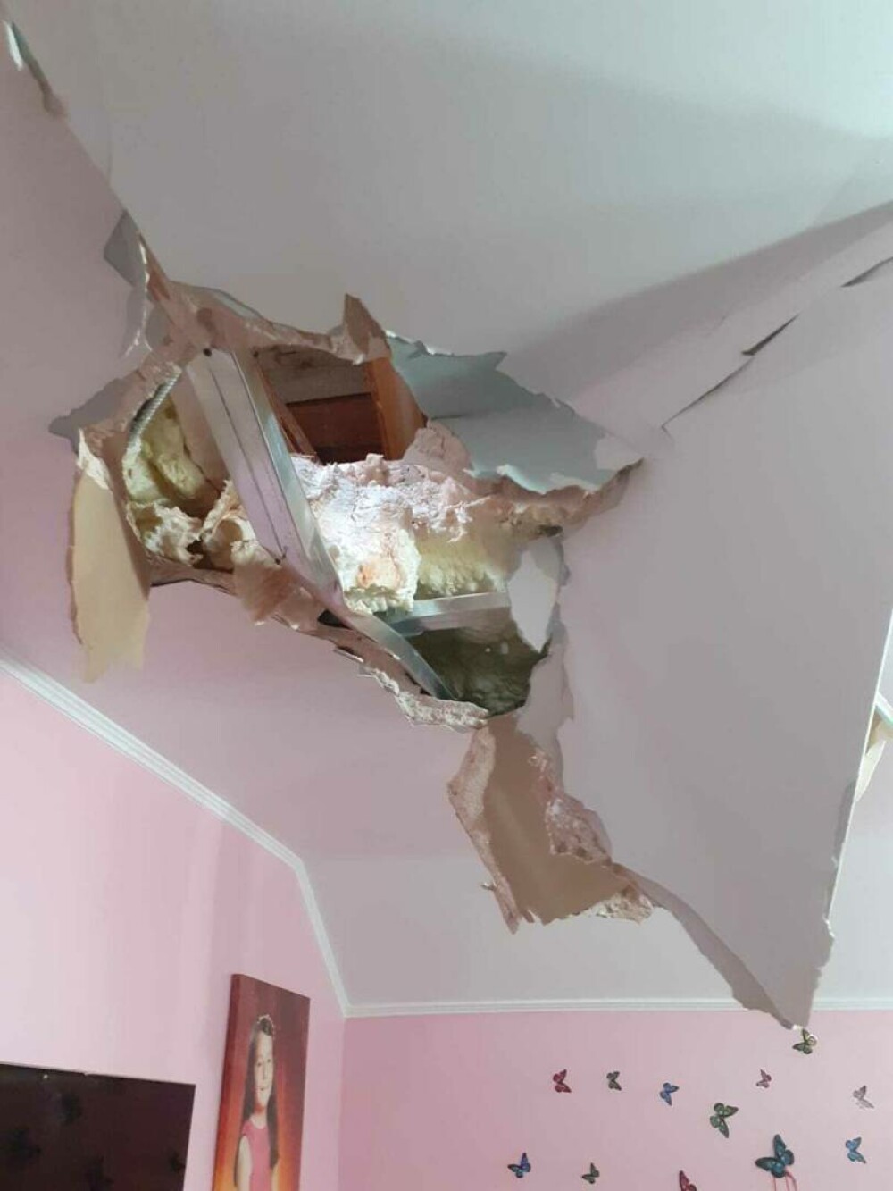 O casă din Hunedoara a fost distrusă după ce un bolovan a căzut prin acoperiș. Un altul a fost găsit într-o curte - Imaginea 2