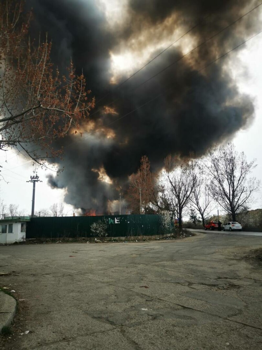 Incendiu puternic la un centru de deșeuri din Glina. S-au produs doar pagube materiale. VIDEO - Imaginea 3