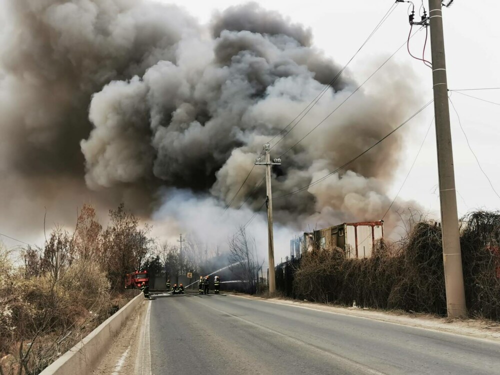 Incendiu puternic la un centru de deșeuri din Glina. S-au produs doar pagube materiale. VIDEO - Imaginea 6