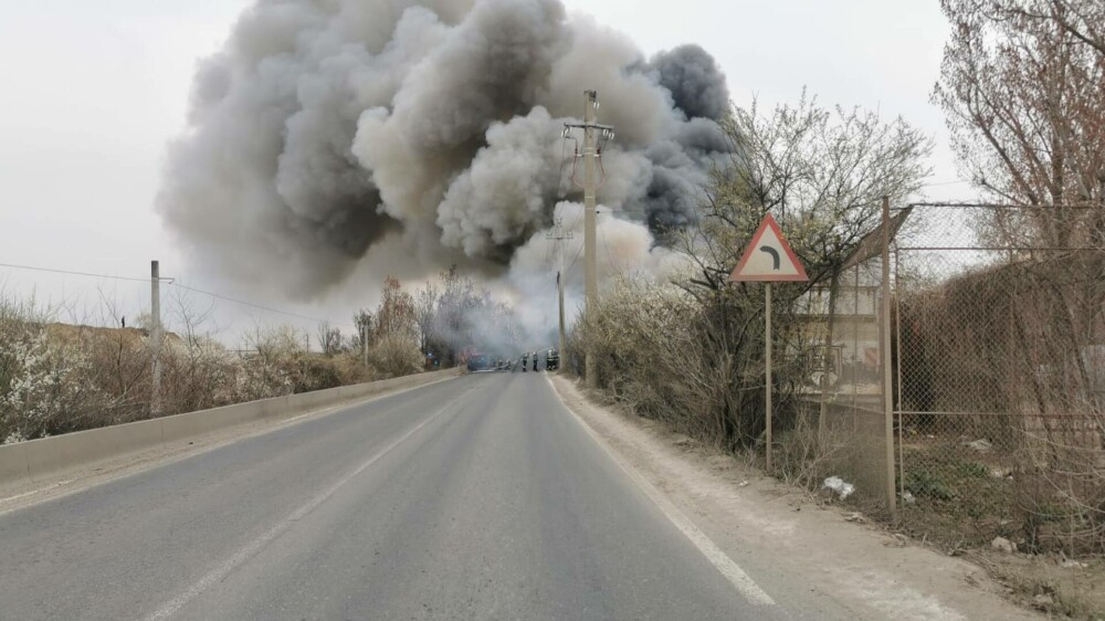 Incendiu puternic la un centru de deșeuri din Glina. S-au produs doar pagube materiale. VIDEO - Imaginea 7
