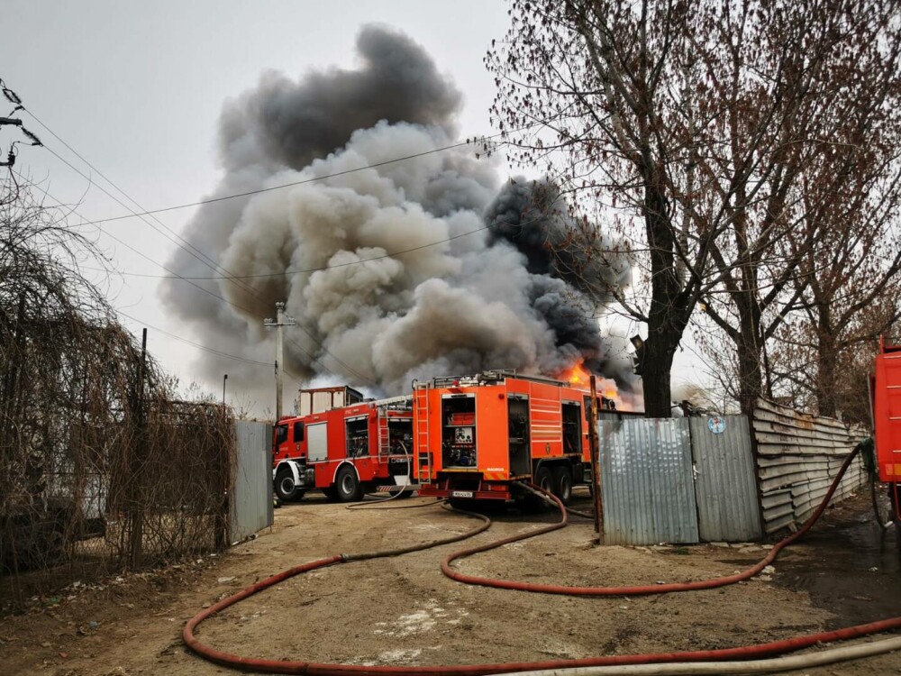Incendiu puternic la un centru de deșeuri din Glina. S-au produs doar pagube materiale. VIDEO - Imaginea 8