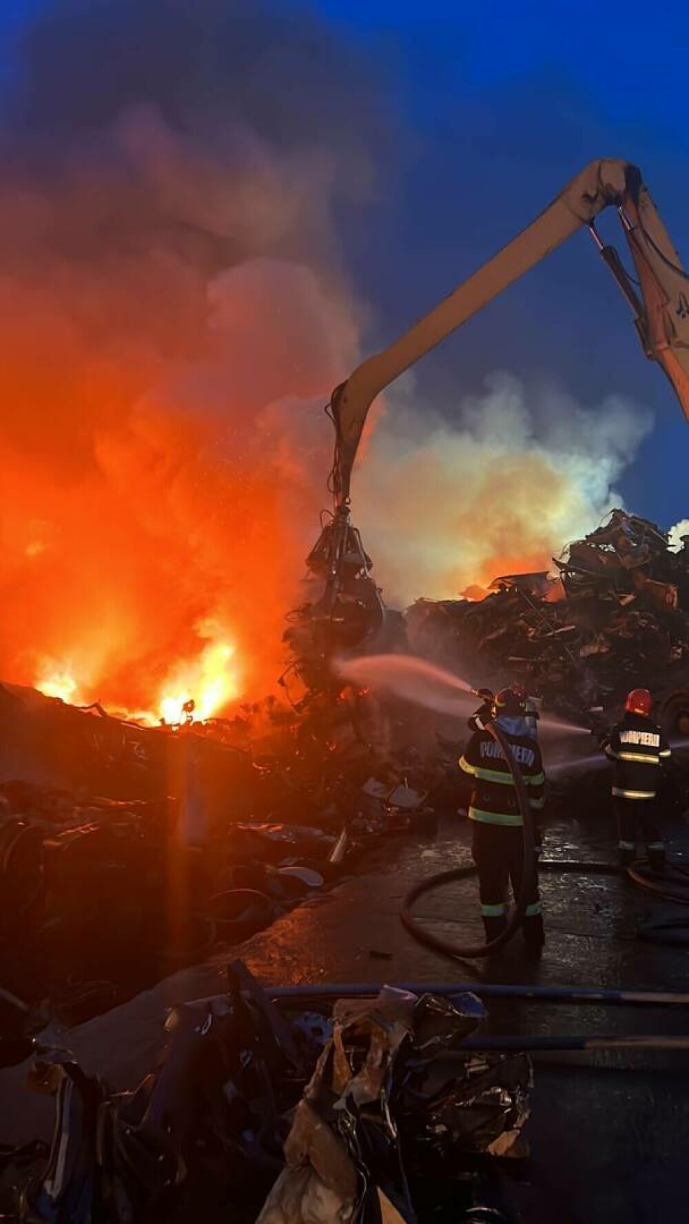 Incendiu puternic la un centru de deșeuri din Glina. S-au produs doar pagube materiale. VIDEO - Imaginea 11